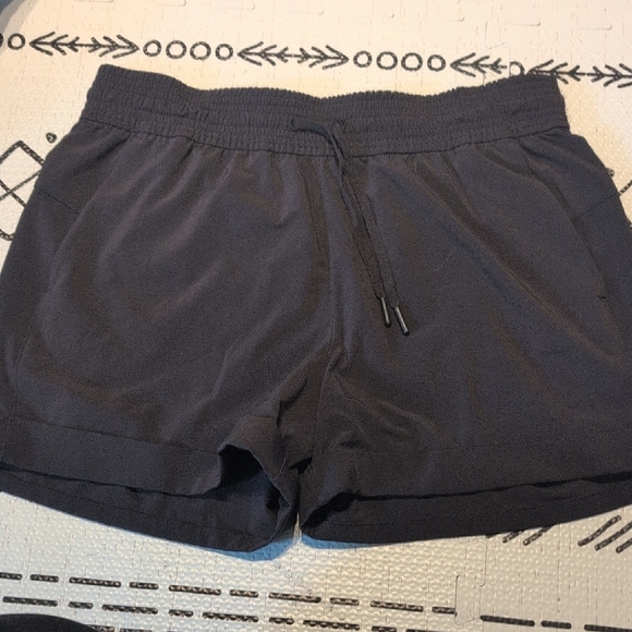 Lululemon Spring Breakaway Short Size 8 In black - Picture 2 of 2